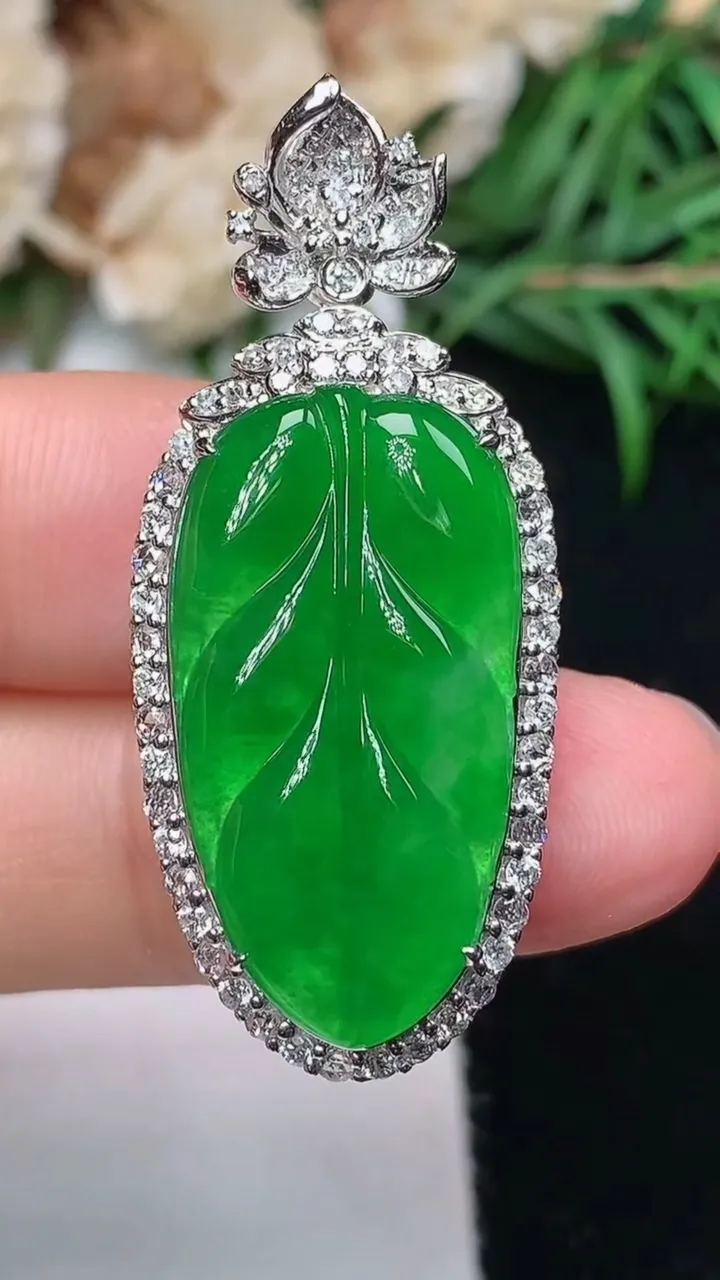 天然A货翡翠金枝玉叶 叶子吊坠，尺寸38.9-16.8-10.7，裸石24.8-13.2，重量:6.92g
12月18日