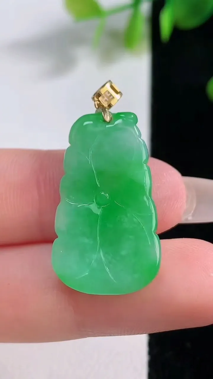 天然A货翡翠荷叶吊坠，尺寸27.8-15.7-4.2，重量:3.93g
12月18日