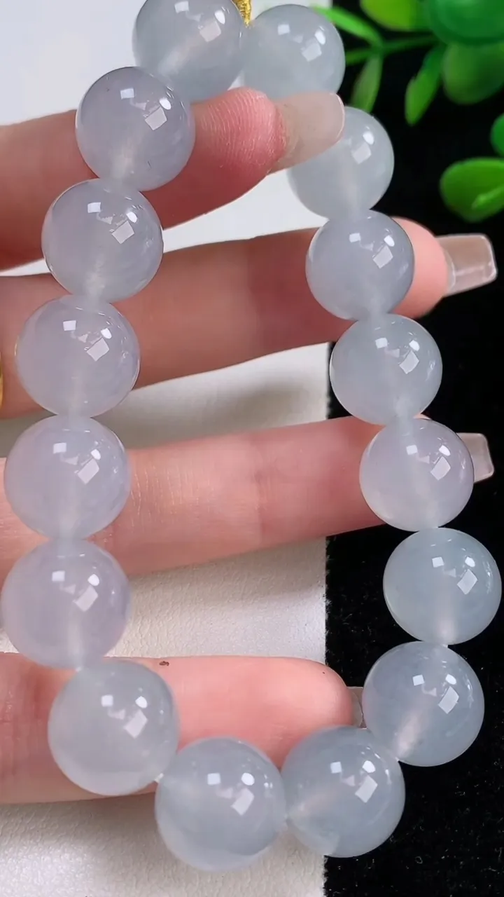 天然A货翡翠种白冰圆珠手串，尺寸12.4-16颗，重量:54.83g12月18日
工厂直销收藏佳品,