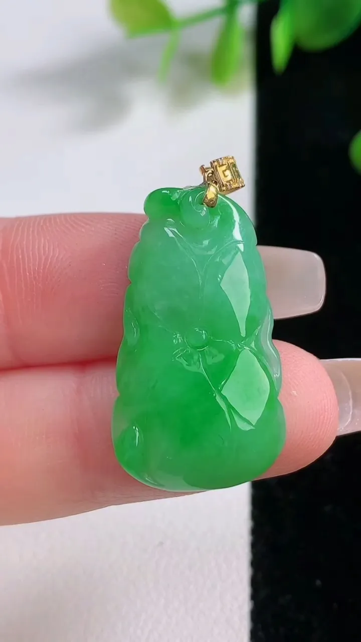 天然A货翡翠荷叶吊坠，尺寸27.8-15.7-4.2，重量:3.93g
12月18日