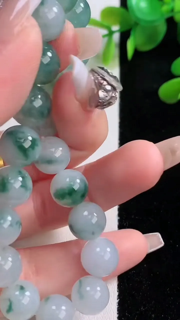 天然A货翡翠飘花圆珠手串，尺寸10-19颗，重量:32.58g12月18日
工厂直销收藏佳品,种好水足，色泽均匀，有种有色，上手高大气！