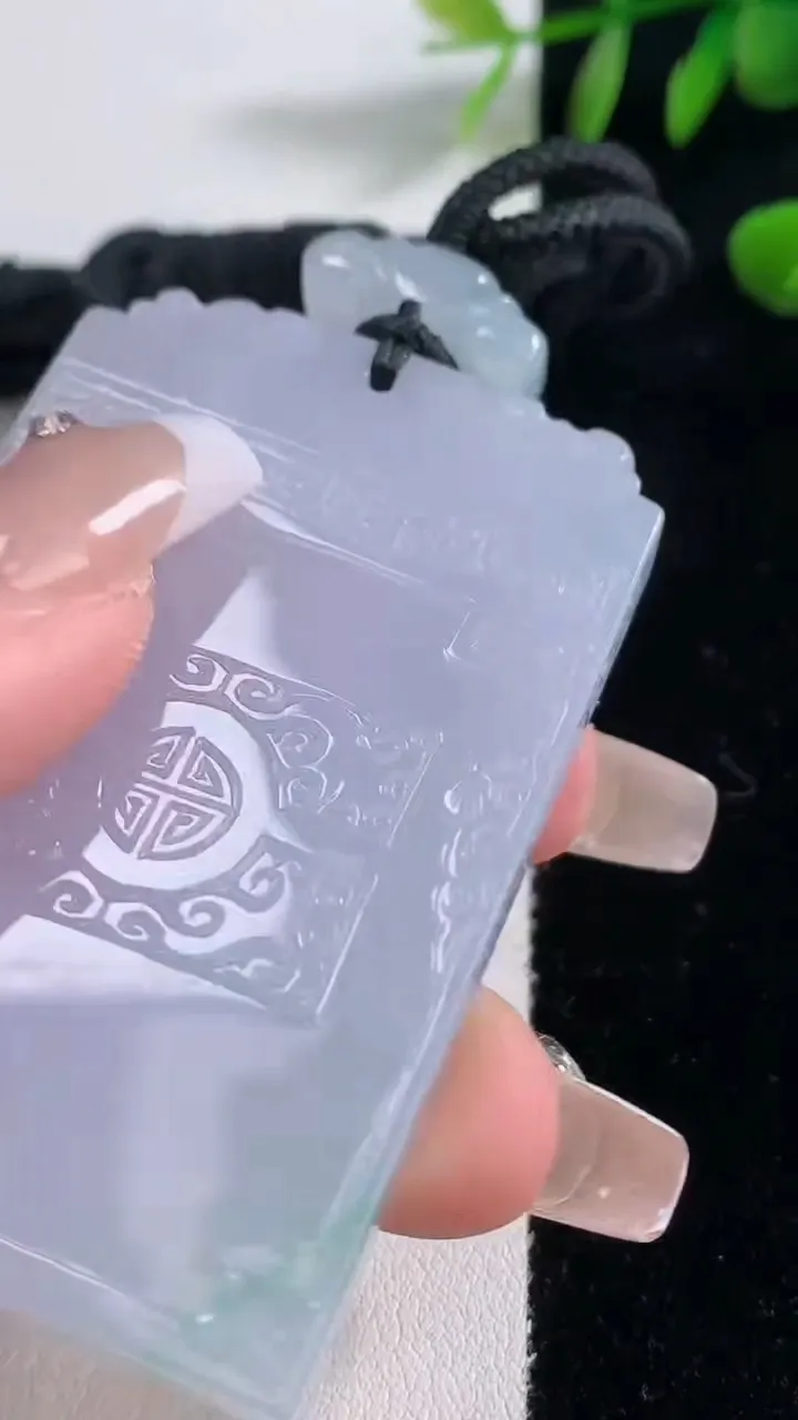 天然A货翡翠春带彩紫罗兰仿古无事牌吊坠，尺寸58.2-37-6.8，重量:52.76g
12月18日