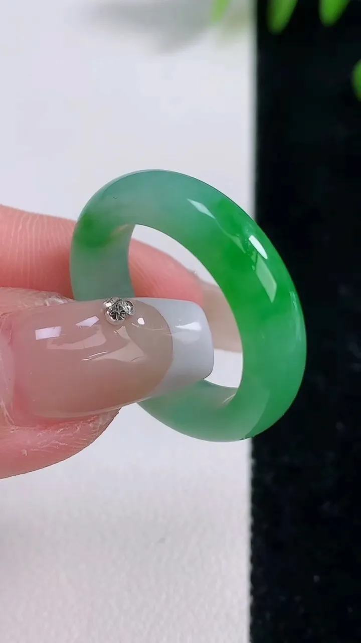 天然A货翡翠指环戒指，尺寸18.6-5.5-3.8，重量:4.67g2025年12月18日
工厂直销