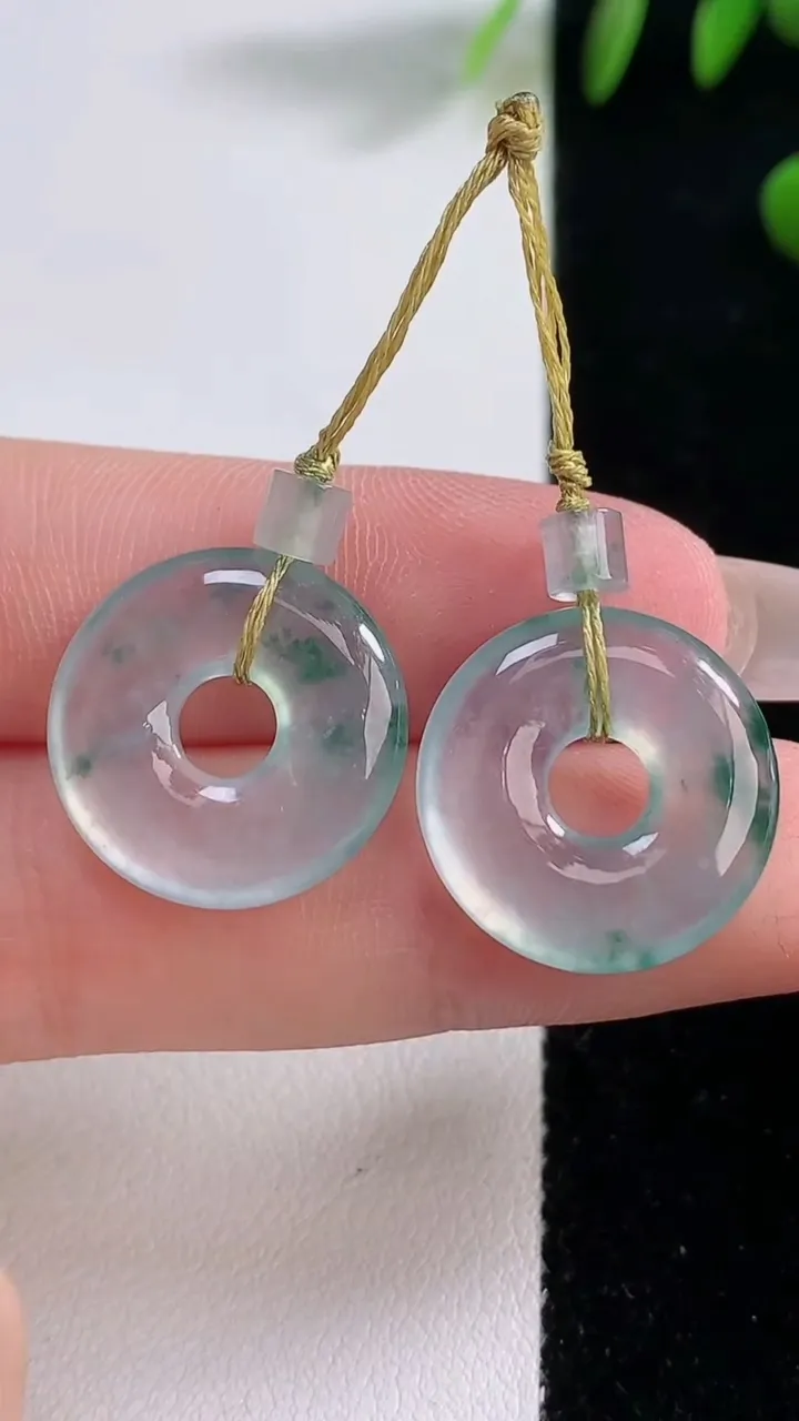 天然A货翡翠种飘花平安环吊坠一对，尺寸17.5-3.2，重量:4.42g
12月18日