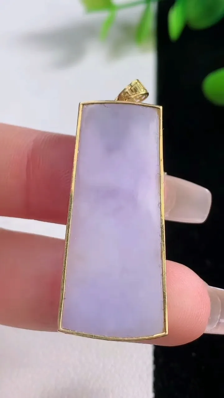 天然A货翡翠18K金紫罗兰无事牌吊坠，尺寸37.2-15.2-4.5，重量:7.80g
12月18日