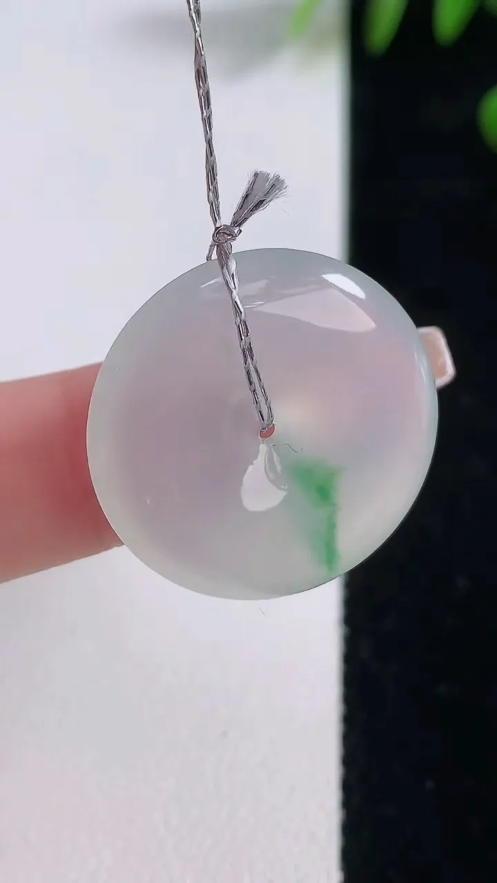 天然A货翡翠平安扣吊坠，尺寸24-5.5，重量:7.57g
12月18日