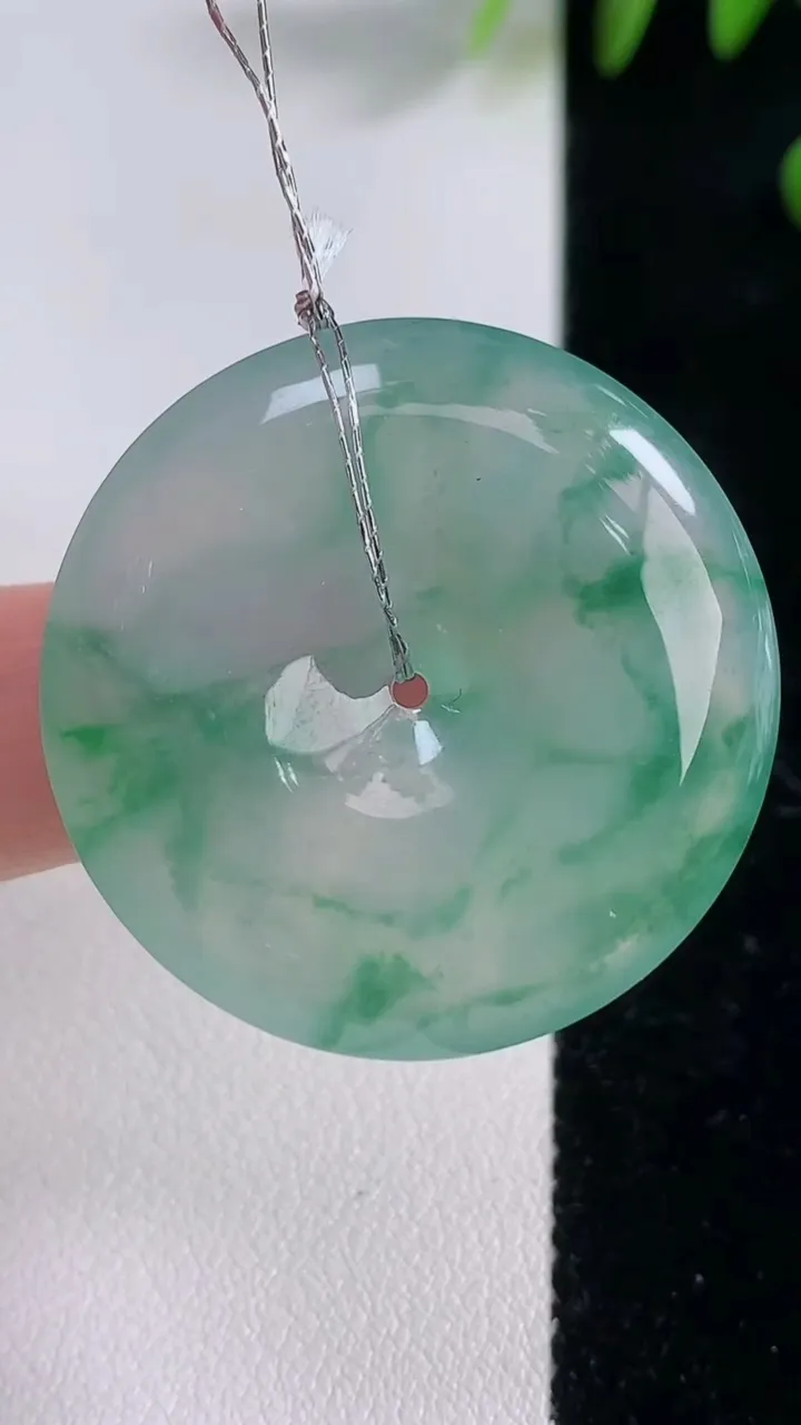 天然A货翡翠种飘花平安扣吊坠，尺寸36.4-6，重量:14.08g
12月18日