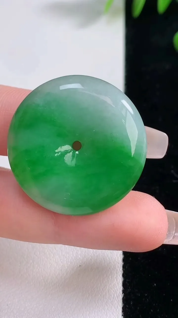 天然A货翡翠平安扣吊坠，尺寸28.7-6，重量:11.03g
12月18日