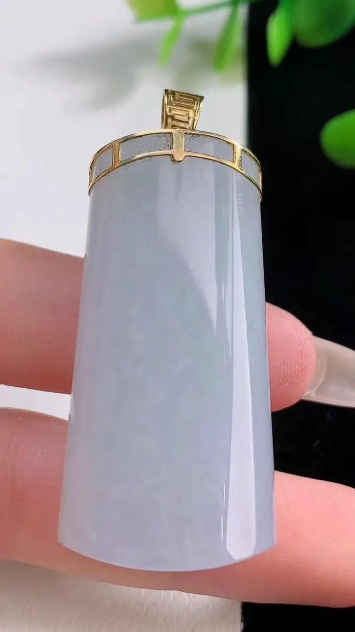 天然A货翡翠种白冰无事牌吊坠，尺寸45-21-11.5，重量:30.88g
12月18日