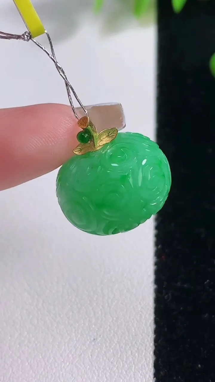 天然A货翡翠苹果吊坠，尺寸18.2-12.3，重量:8.56g
12月18日