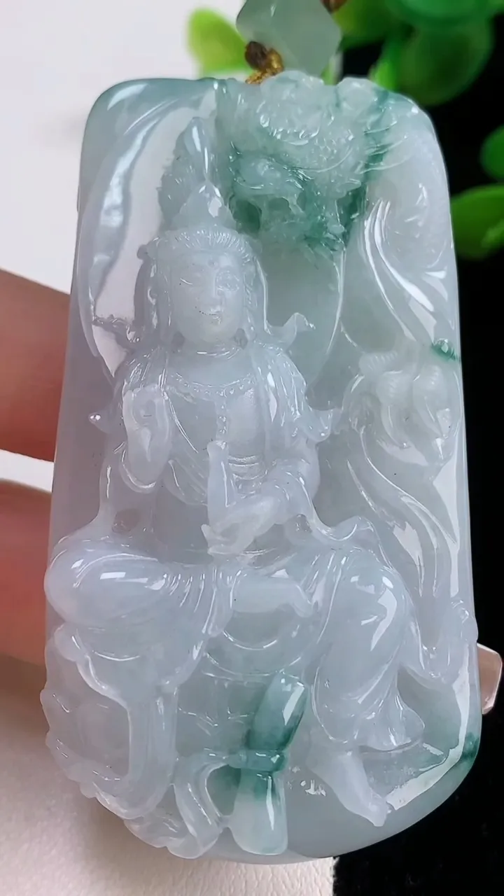 天然A货翡翠冰种飘花祥龙观音菩萨吊坠，尺寸67.7-37.6-12，重量:55.66g
12月18日