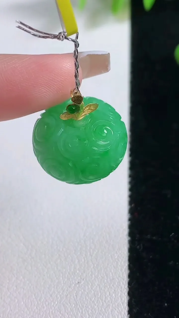 天然A货翡翠苹果吊坠，尺寸18.2-12.3，重量:8.56g
12月18日
