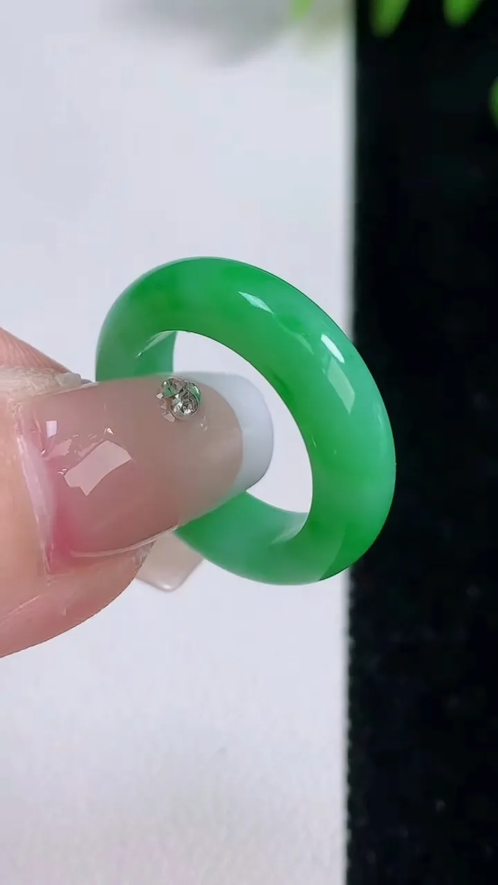 天然A货翡翠指环戒指，尺寸15.6-5-2.9，重量:3.73g2025年12月18日
工厂直销收藏