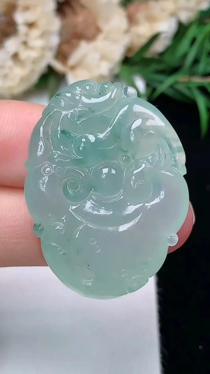 天然A货翡翠飘花如意头吊坠，尺寸32.9-25-8，重量:11.31g
12月18日