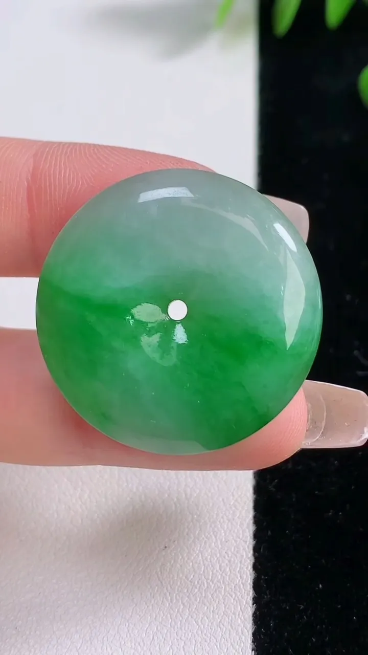 天然A货翡翠平安扣吊坠，尺寸28.7-6，重量:11.03g
12月18日