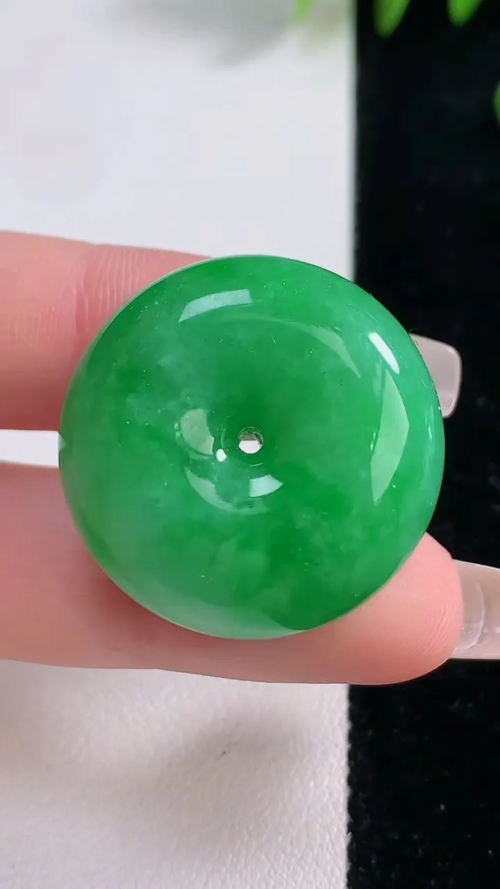 天然A货翡翠平安扣吊坠，尺寸27.7-12.5，重量:20.52g
12月18日