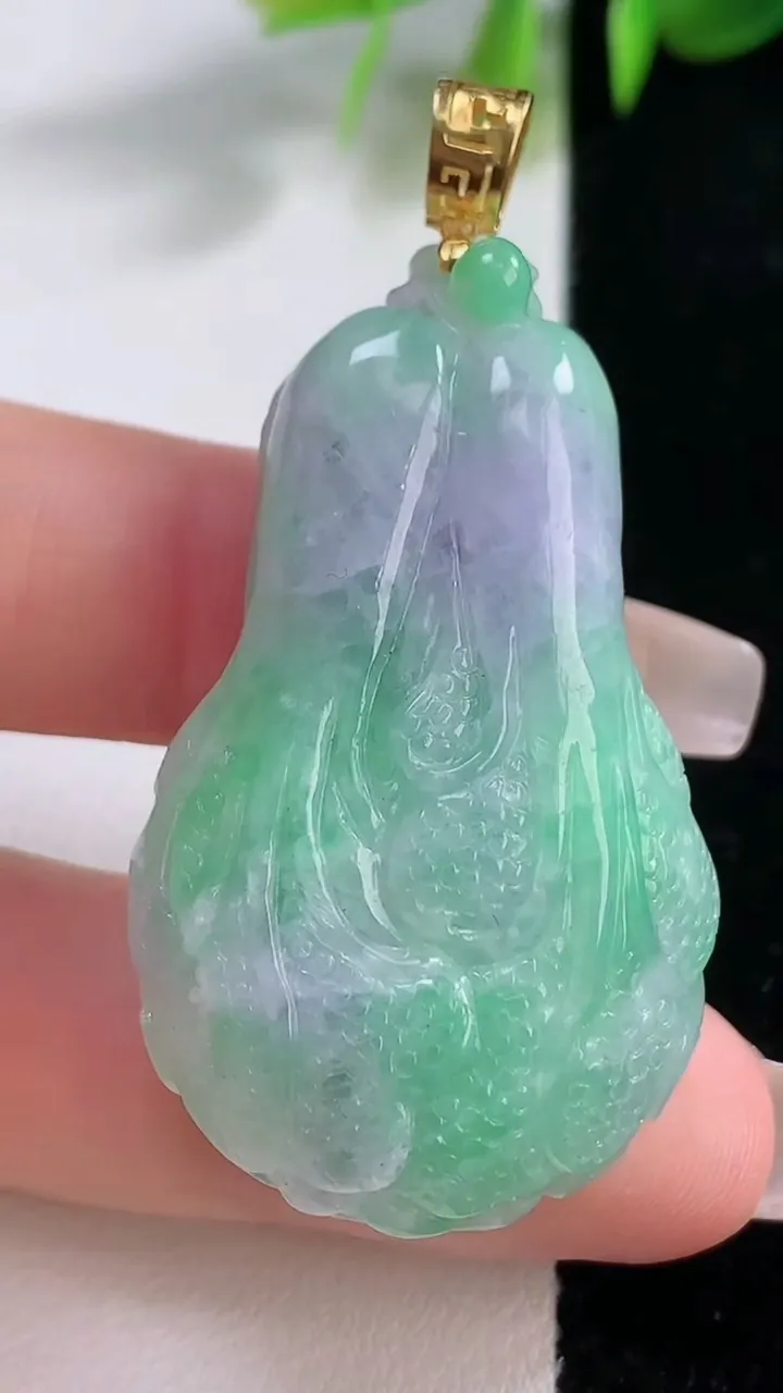 天然A货翡翠白菜吊坠，尺寸44.4-26-12.7，重量:26.67g
12月18日
