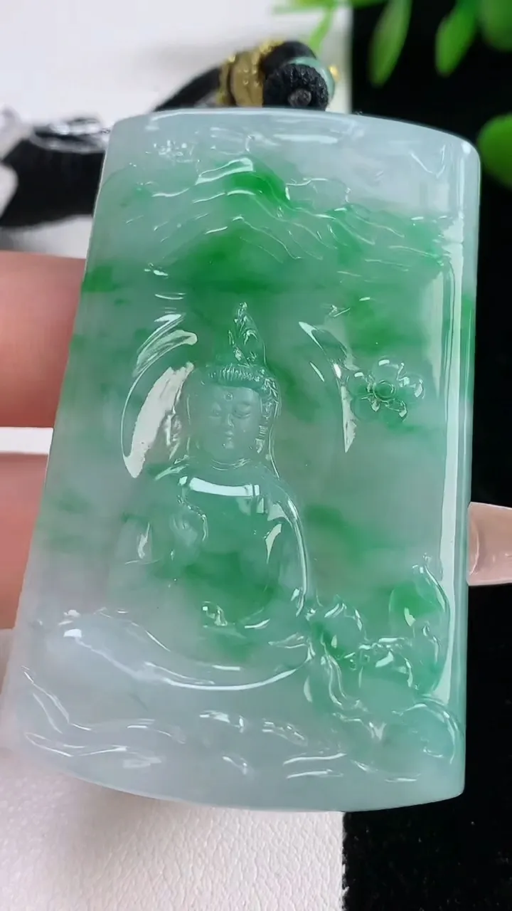 天然A货翡翠山水观音菩萨吊坠，尺寸58.4-36.7-5.5，重量:37.41g
12月18日