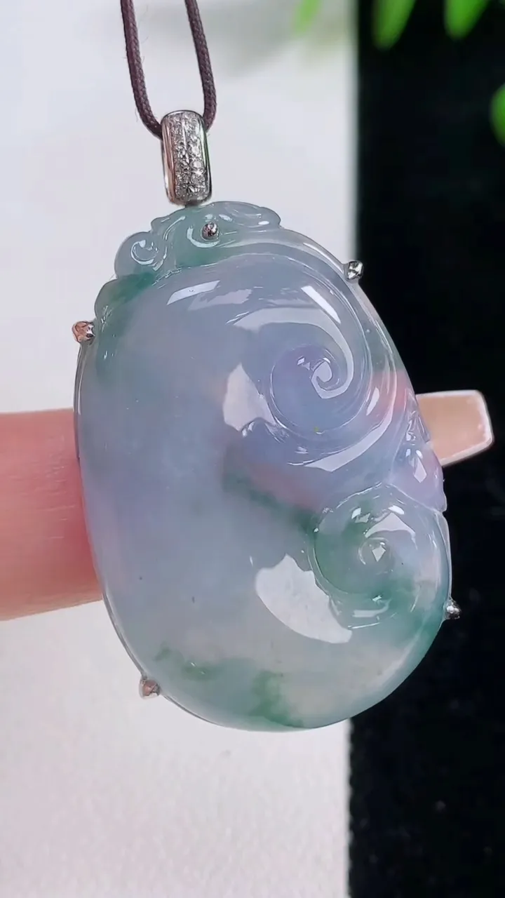 天然A货翡翠种紫罗兰飘花如意吊坠，尺寸34.8-23.4-8，重量:11.20g
12月18日