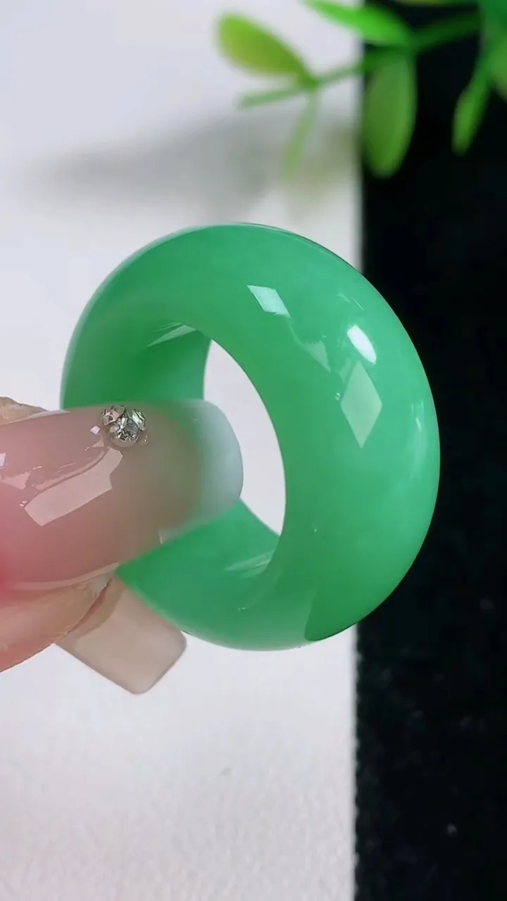 天然A货翡翠指环扳指，尺寸16.7-12-5，重量:12.47g2025年12月18日
工厂直销收藏