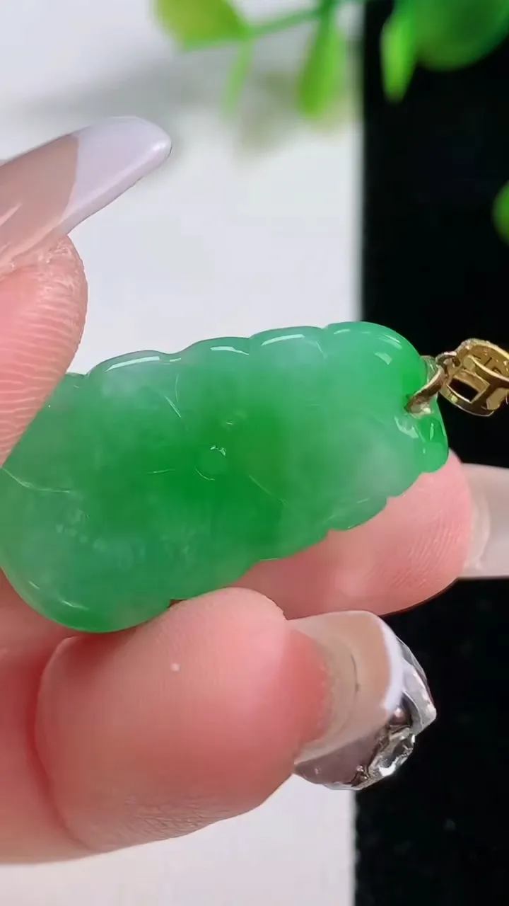 天然A货翡翠荷叶吊坠，尺寸27.8-15.7-4.2，重量:3.93g
12月18日