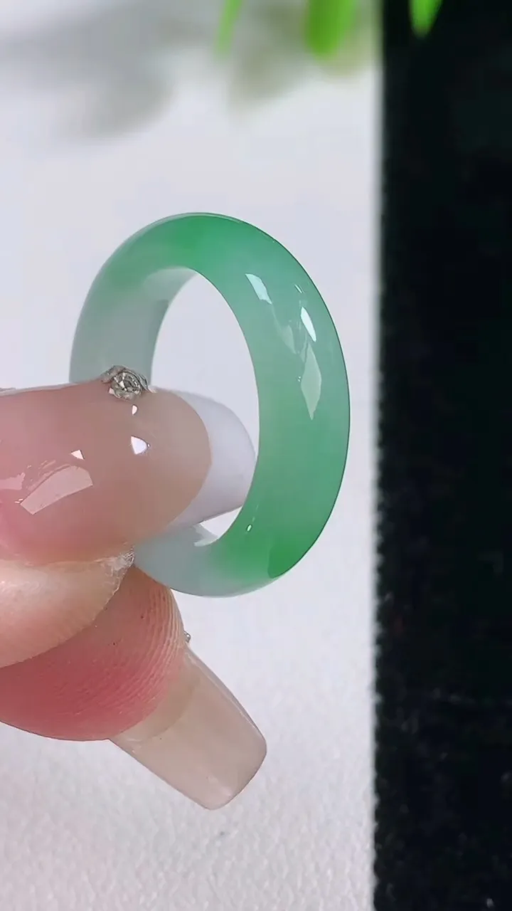 天然A货翡翠指环戒指，尺寸16.2-5.3-2.9，重量:3.17g2025年12月18日
工厂直销收藏佳品,种好水足，色泽均匀，有种有色，上手高大气！