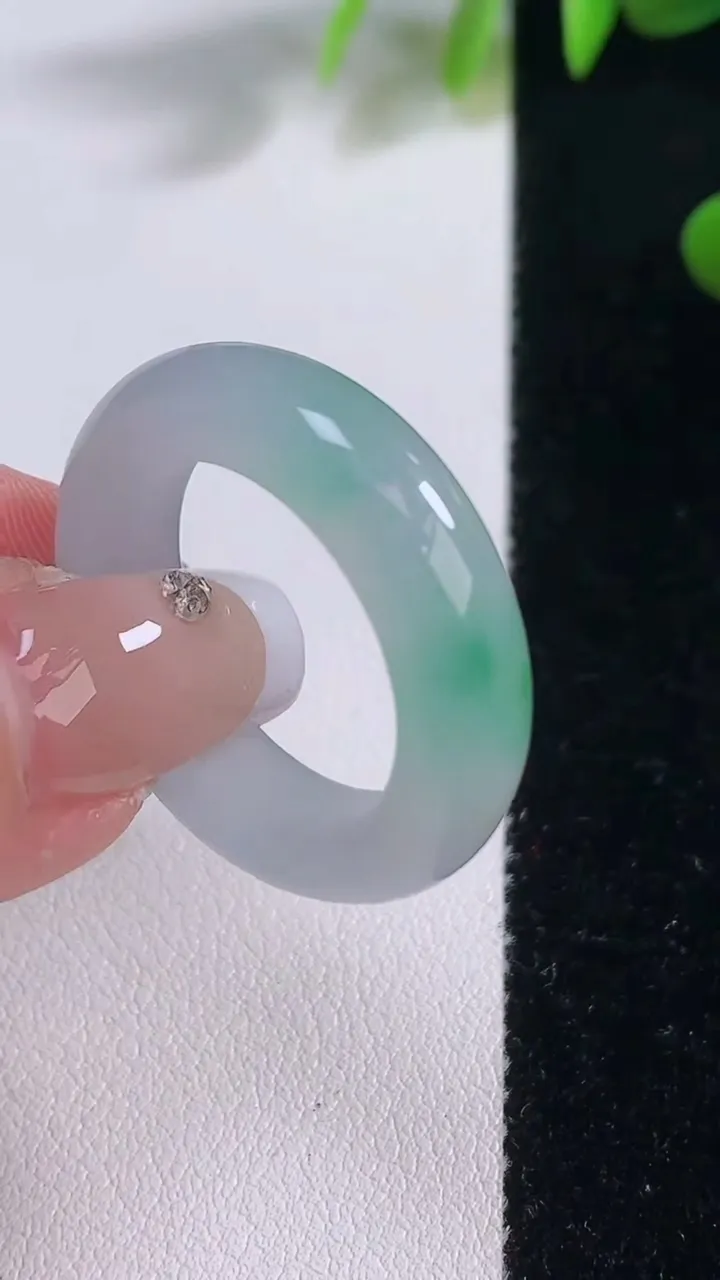 天然A货翡翠指环戒指，尺寸20.2-6.6-4.5，重量:7.55g2025年12月18日
工厂直销