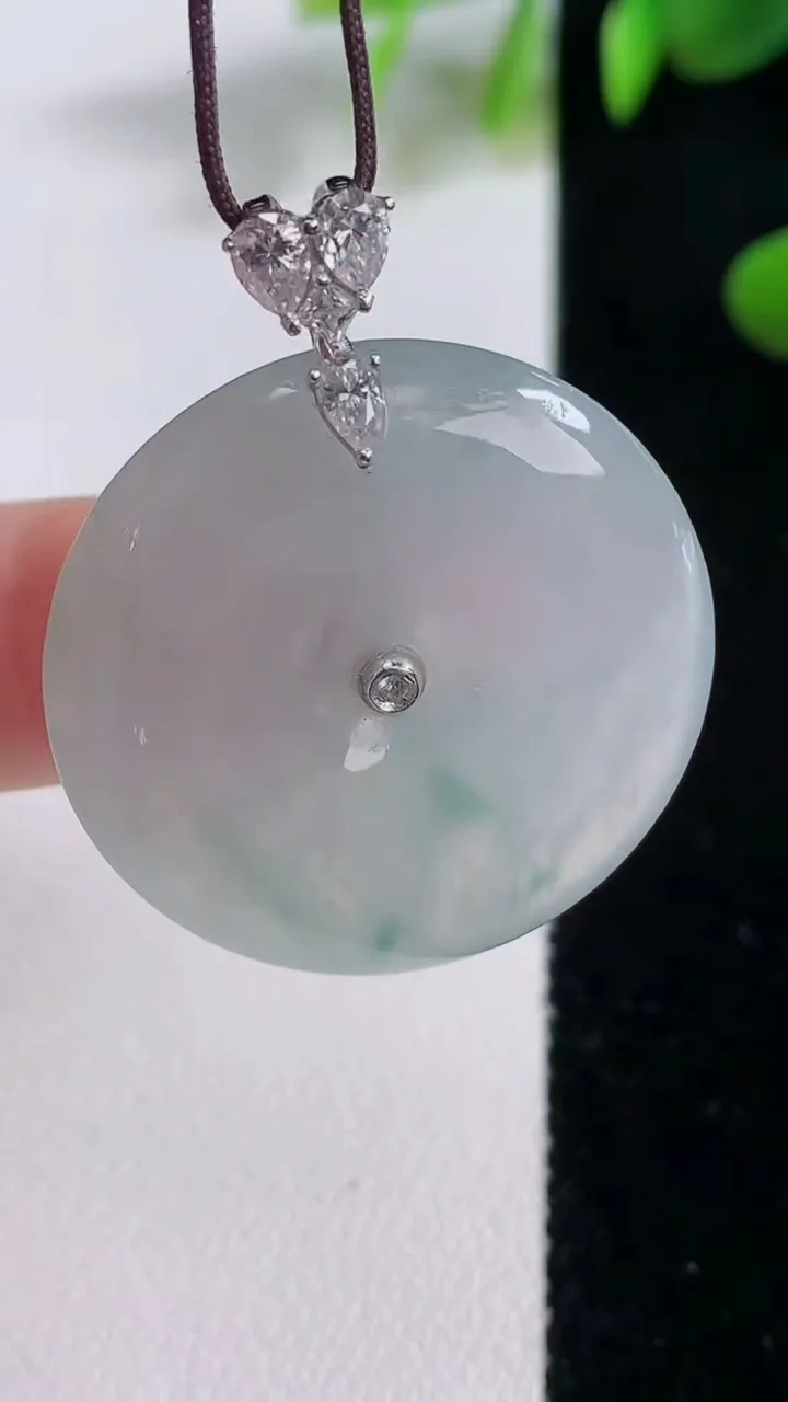 天然A货翡翠种飘花平安扣吊坠，尺寸29-5.9，重量:11.09g
12月18日