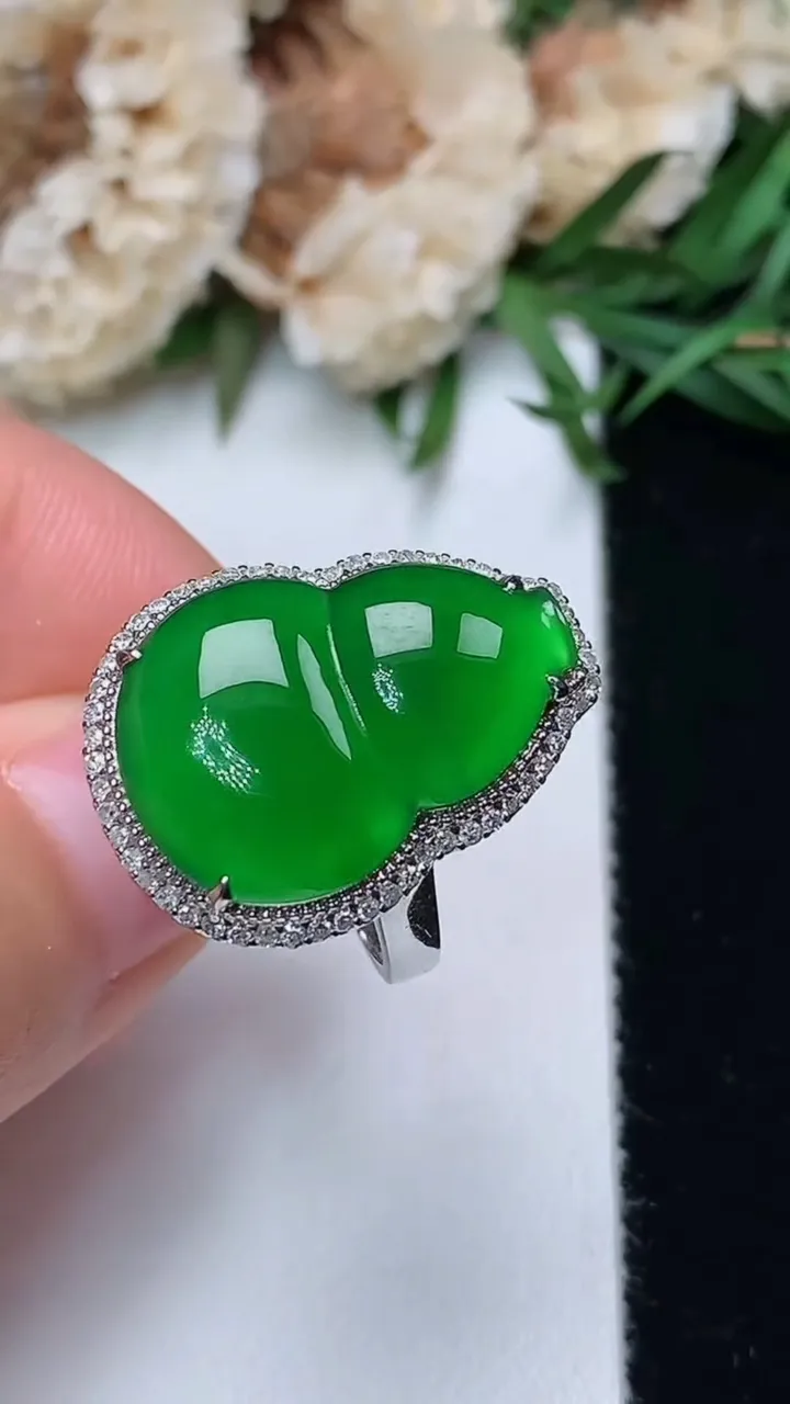 天然A货翡翠葫芦吊坠，尺寸17-19-13.4，重量:4.57g
12月18日