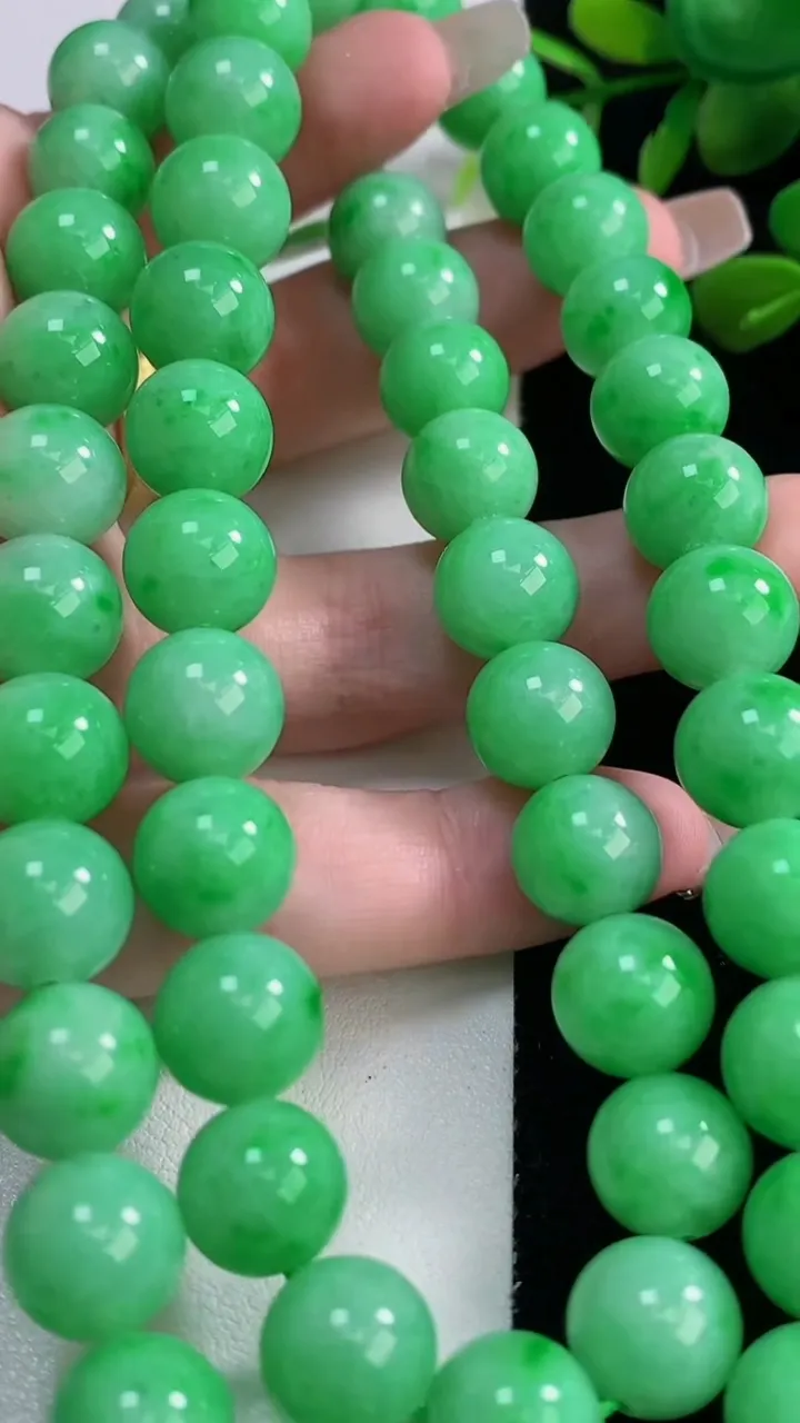 天然A货翡翠圆珠项链，尺寸11-52颗，重量:122.83g12月18日
工厂直销收藏佳品,种好水足，色泽均匀，有种有色，上手高大气！