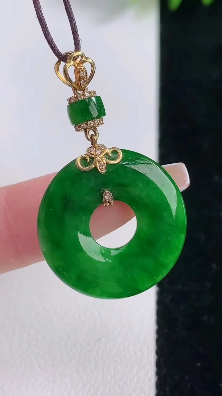 天然A货翡翠平安环吊坠，尺寸22.2-1.8，重量:3.79g
12月18日