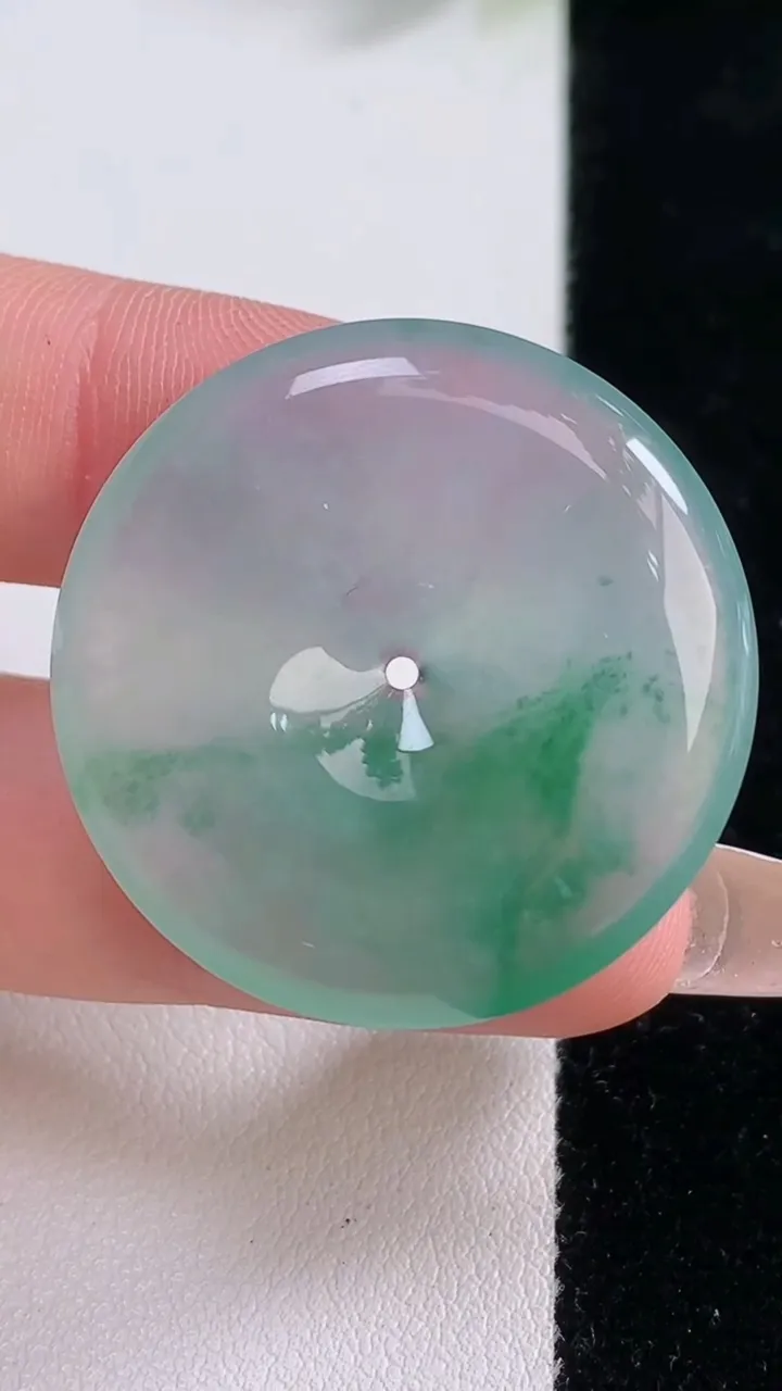 天然A货翡翠种飘花平安扣吊坠，尺寸32.2-5.7，重量:12.44g
12月18日