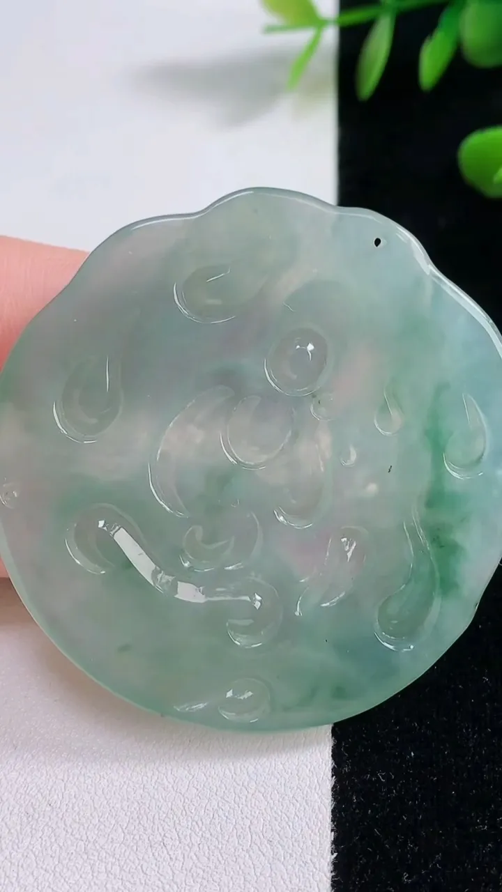 天然A货翡翠种飘花阿弥陀佛吊坠，尺寸53.6-52.4-5.2，重量:30.00g
12月18日