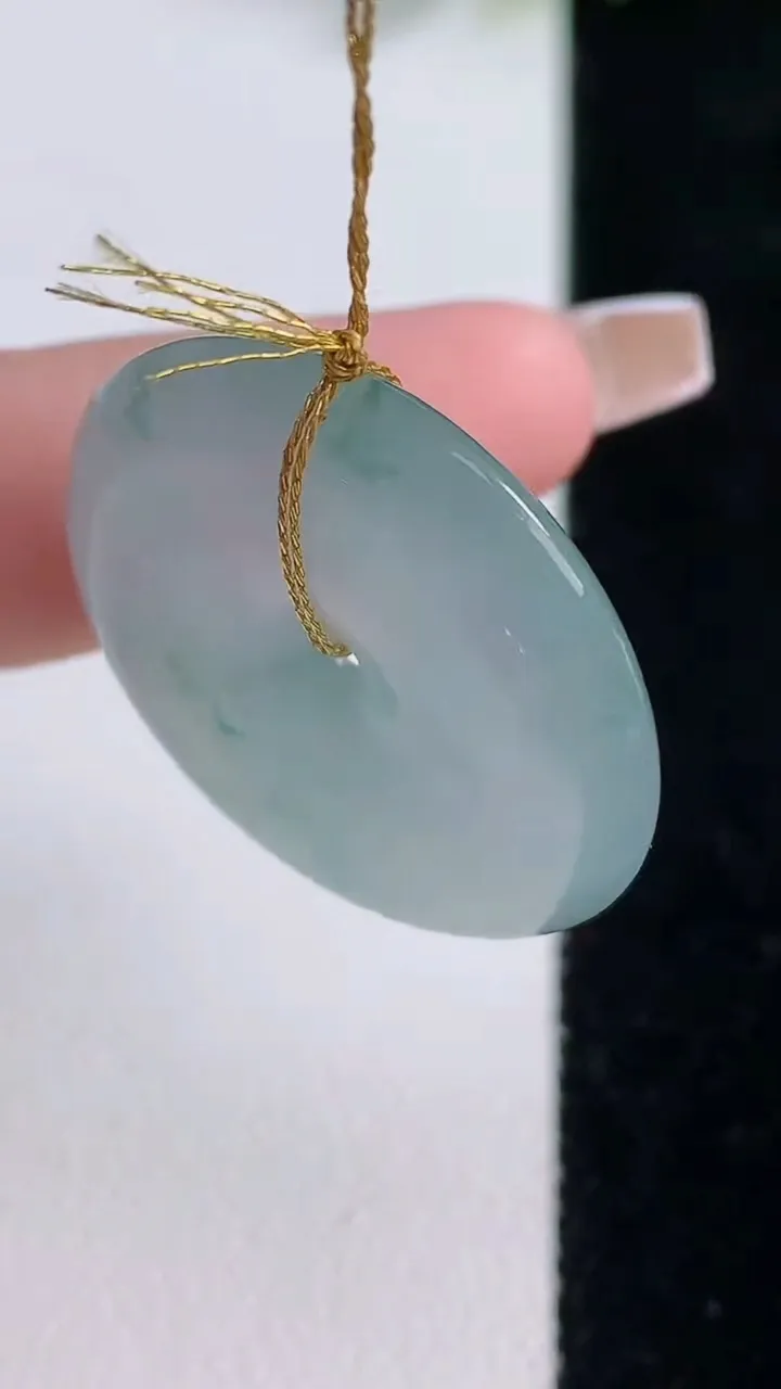 天然A货翡翠冰种飘花平安扣吊坠，尺寸27.2-5.6，重量:8.82g
12月18日