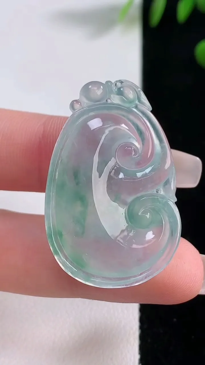 天然A货翡翠种飘花如意吊坠，尺寸36.7-23.8-5.6，重量:7.66g
12月18日