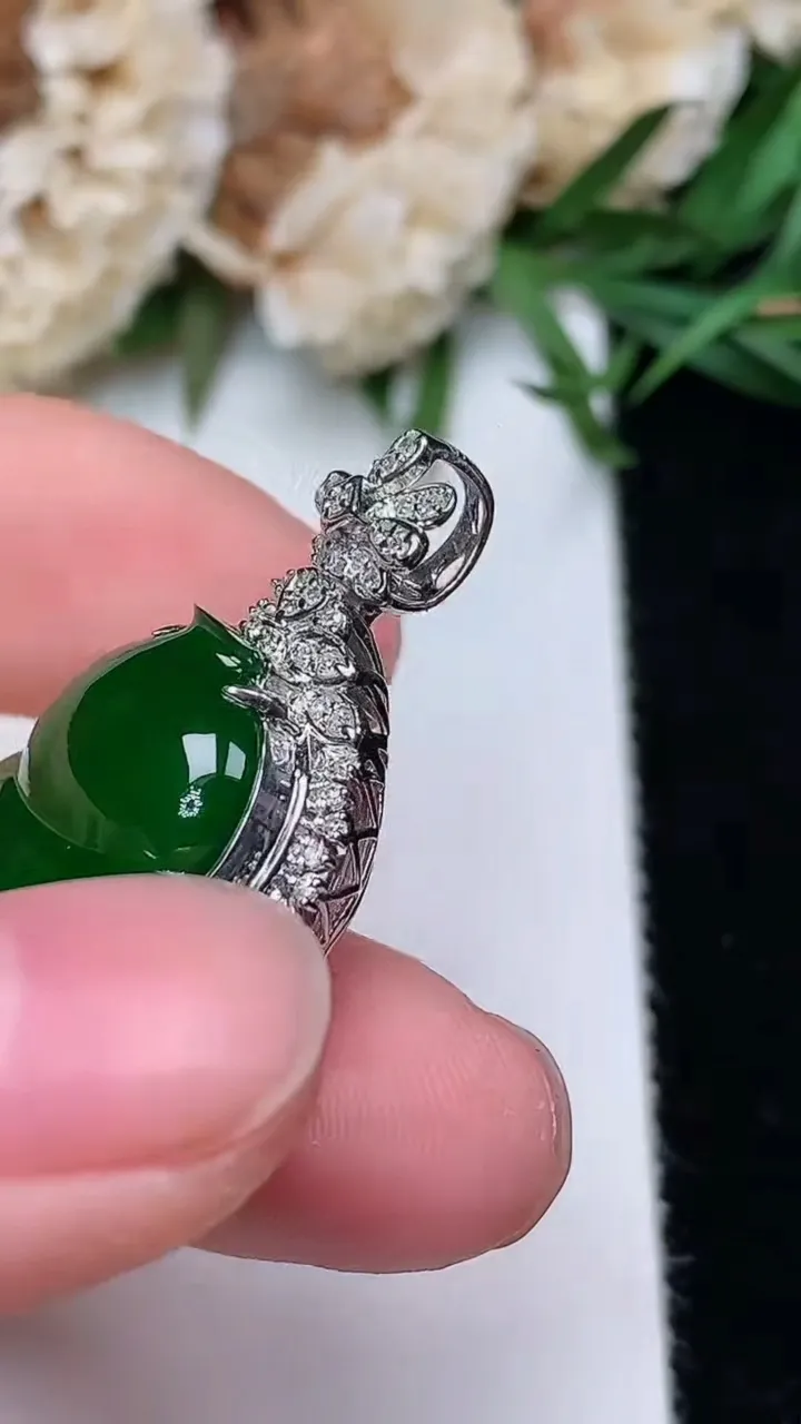 天然A货翡翠葫芦吊坠，尺寸32.2-21.5-11，裸石20.2-18，重量:6.28g
12月18日