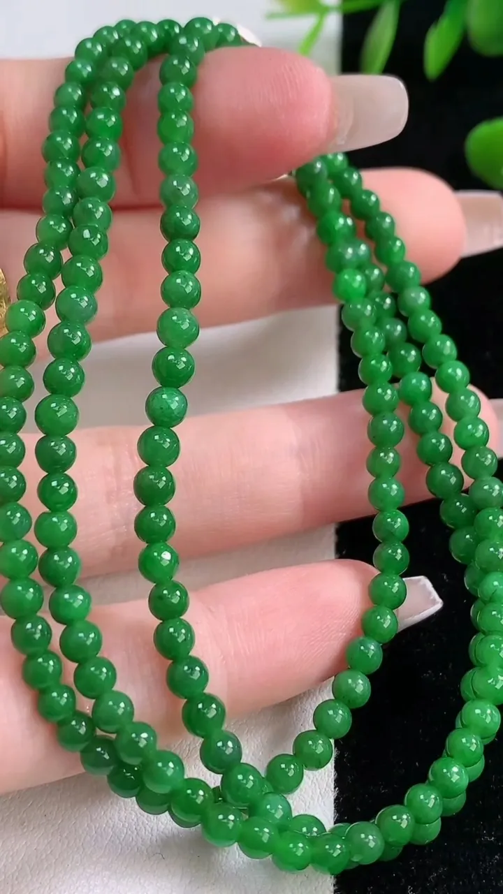 天然A货翡翠小米珠项链，尺寸3.4-170颗，重量:16.44g12月18日
工厂直销收藏佳品,种好水足，色泽均匀，有种有色，上手高大气！