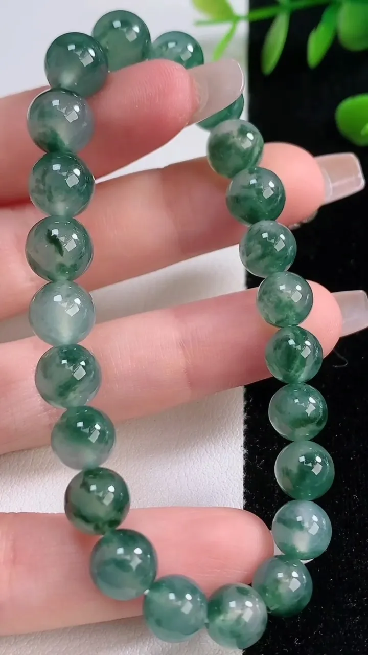 天然A货翡翠种飘花圆珠手串，尺寸9.3-23颗，重量:23.54g12月18日
工厂直销收藏佳品,种好水足，色泽均匀，有种有色，上手高大气！