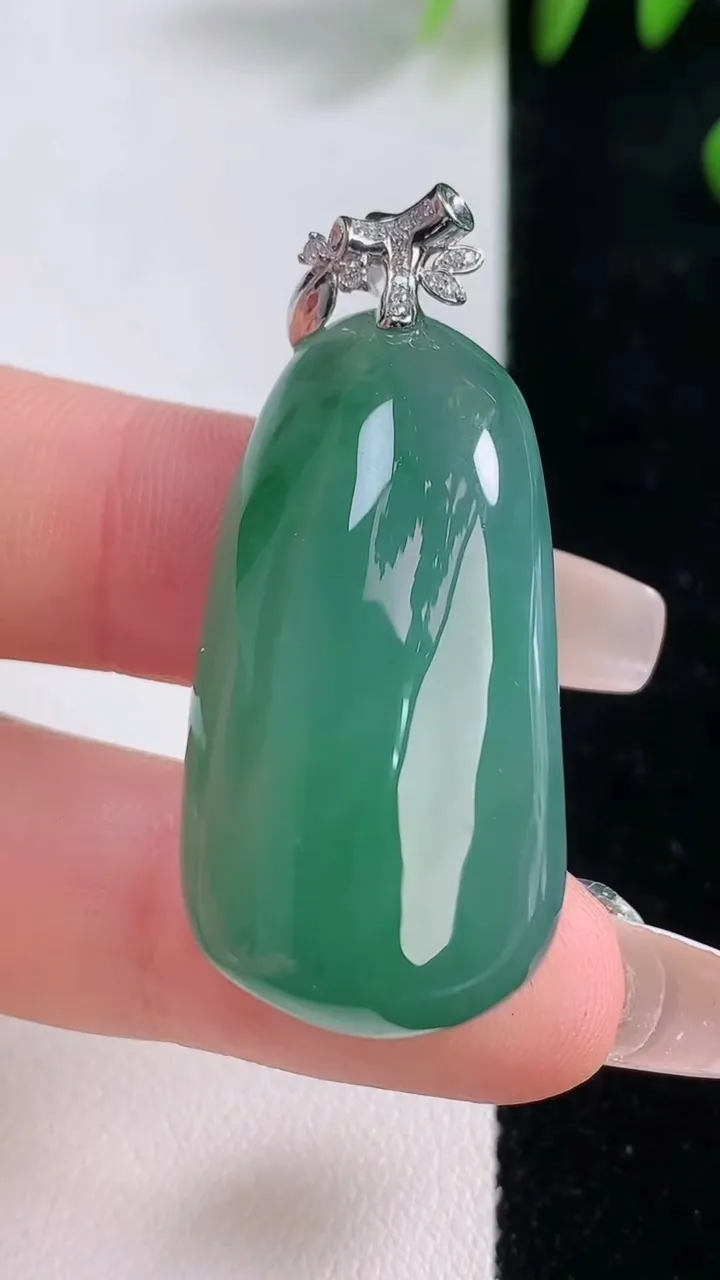 天然A货翡翠福瓜吊坠，尺寸34.8-19-13，重量:18.26g
12月18日