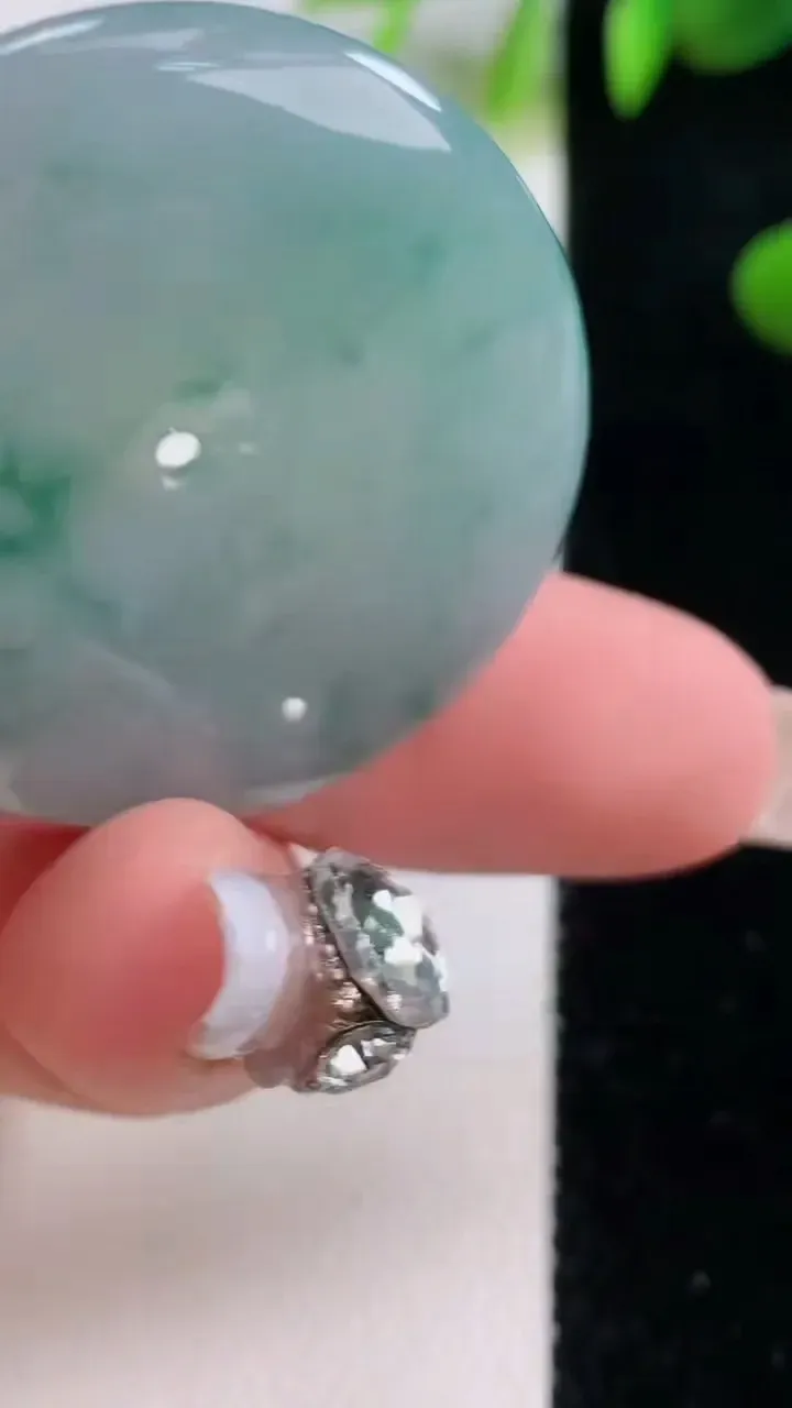 天然A货翡翠冰种飘花平安扣吊坠，尺寸35.6-5.5，重量:15.90g
12月18日