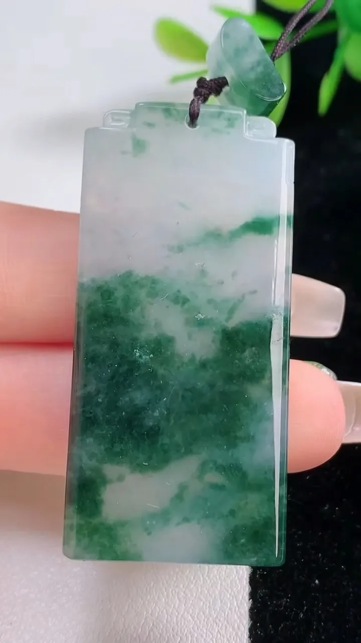 天然A货翡翠冰种飘花仿古无事牌吊坠，尺寸49.8-23.4-5.9，重量:23.40g
12月18日
