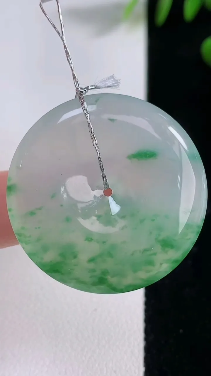 天然A货翡翠种飘花平安扣吊坠，尺寸33.6-5.6，重量:13.19g
12月18日