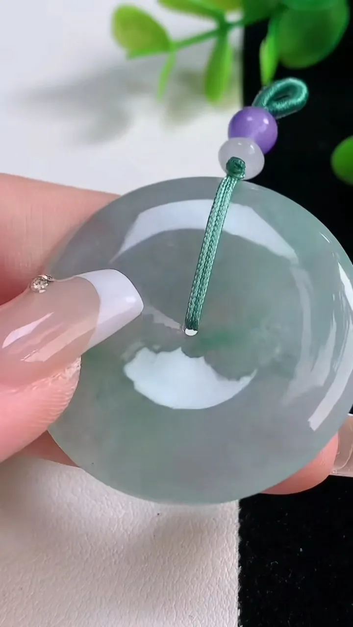 天然A货翡翠平安扣吊坠，尺寸39.2-5.3，重量:19.77g
12月18日