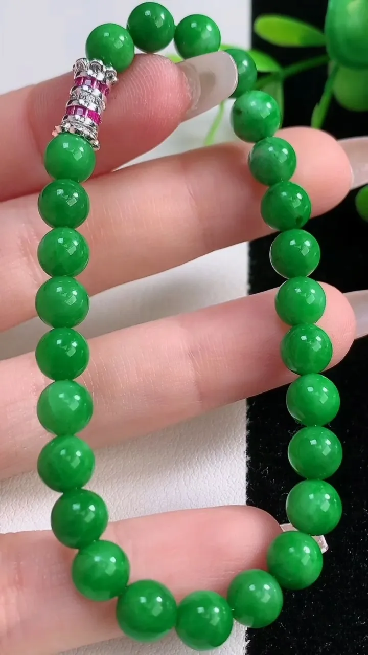 天然A货翡翠圆珠手串，尺寸6.4-26颗，重量:14.16g12月18日
工厂直销收藏佳品,种好水足，色泽均匀，有种有色，上手高大气！