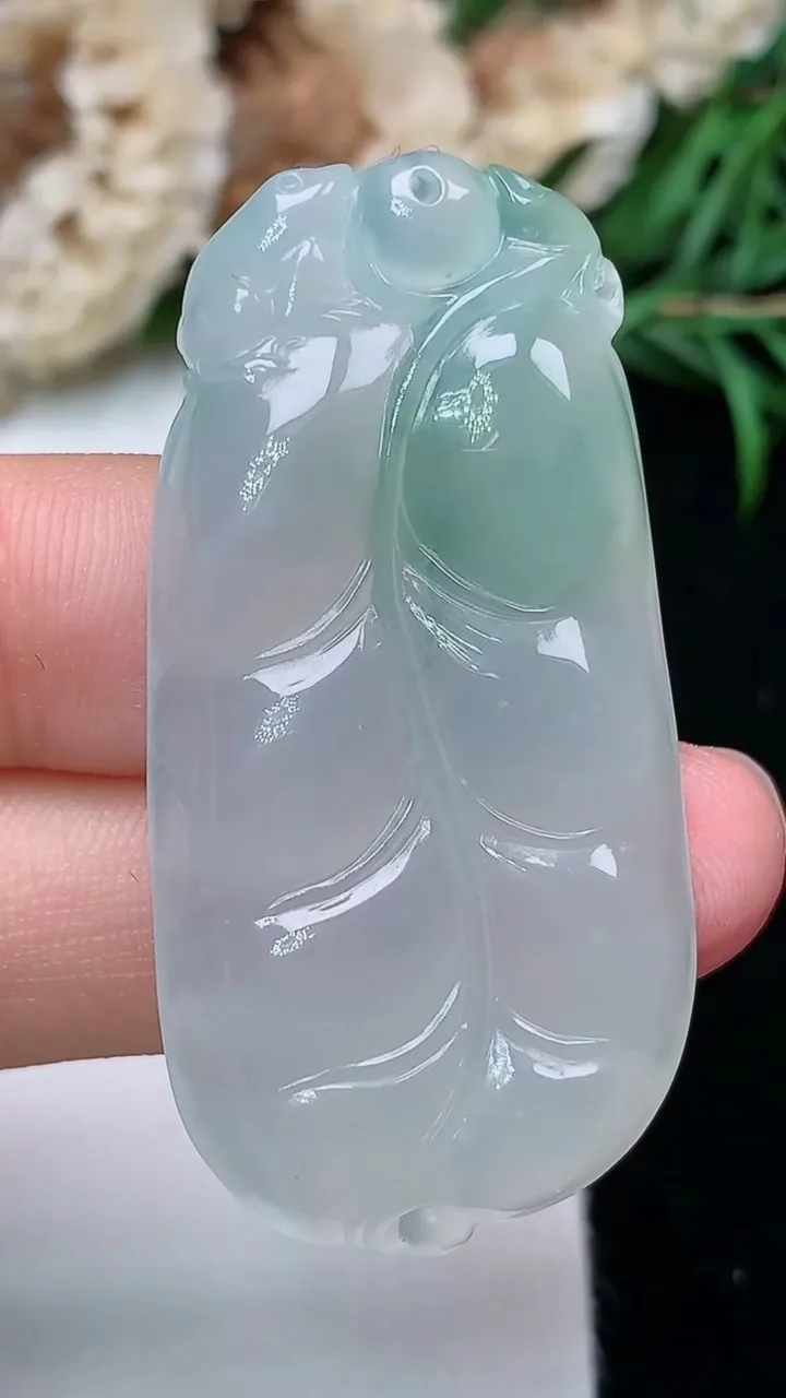 天然A货翡翠金枝玉叶 叶子吊坠，尺寸44.9-22.6-5.8，重量:12.47g
12月18日