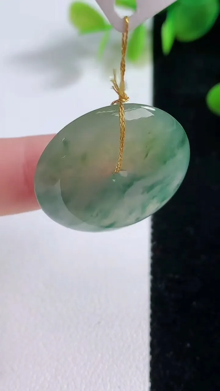 天然A货翡翠冰种飘花平安扣吊坠，尺寸26.7-5，重量:8.02g
12月18日