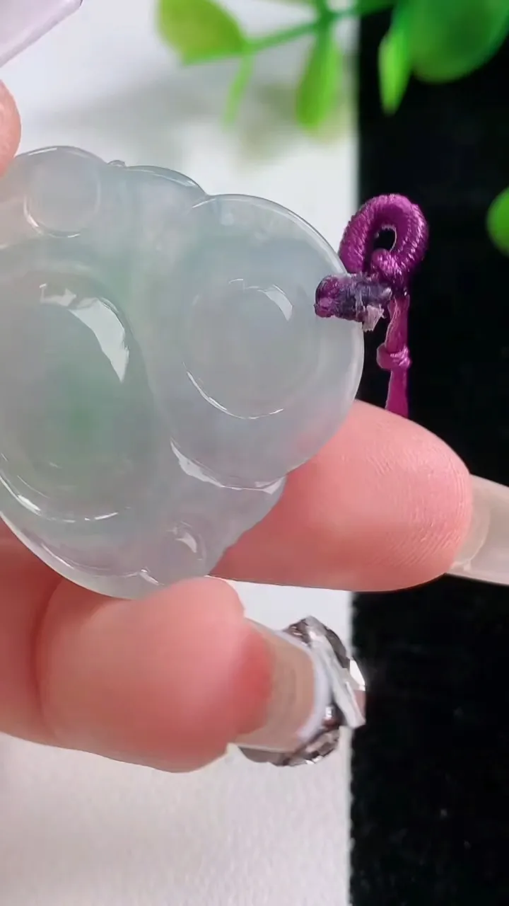 天然A货翡翠佛公吊坠，尺寸28.4-31.3-5.6，重量:7.86g
12月18日