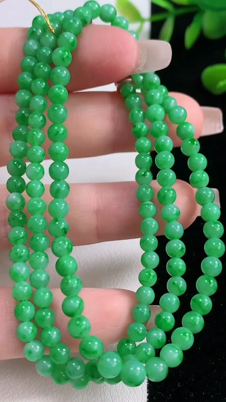 天然A货翡翠小米珠项链，尺寸4-139颗，重量:18.48g
12月18日