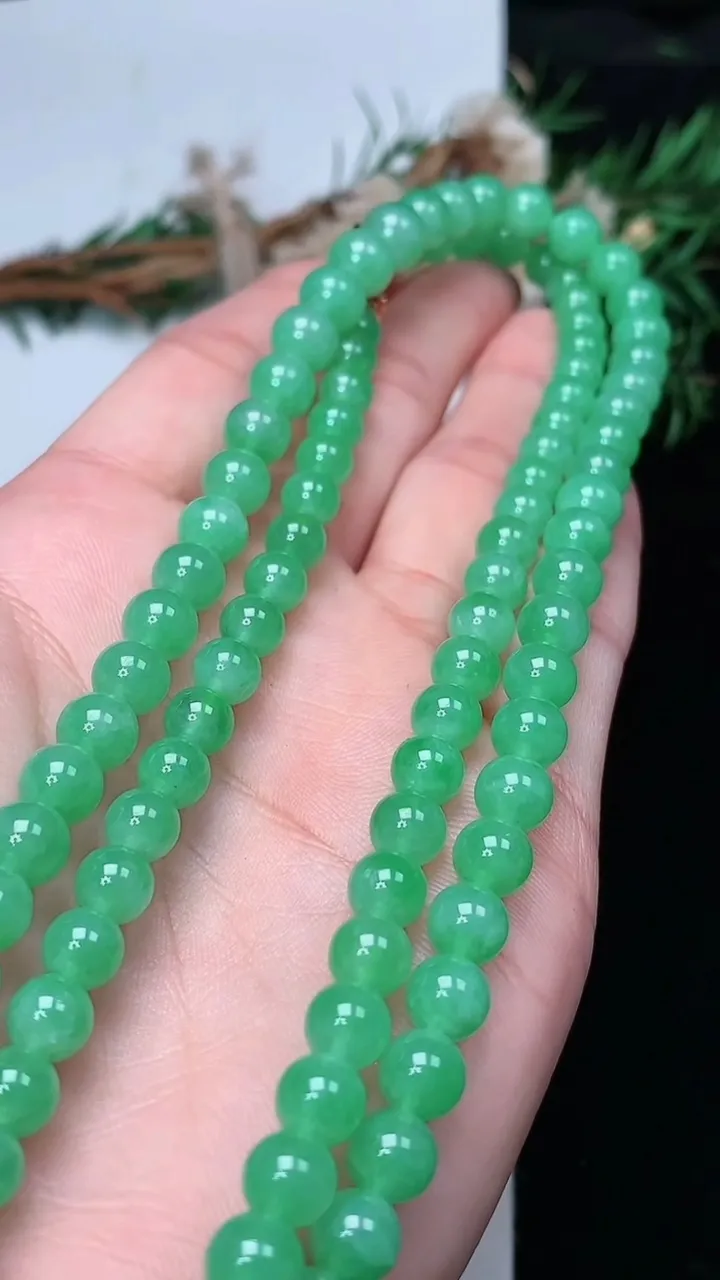 天然A货翡翠圆珠项链，尺寸7.7-103颗，重量:48.58g
12月18日