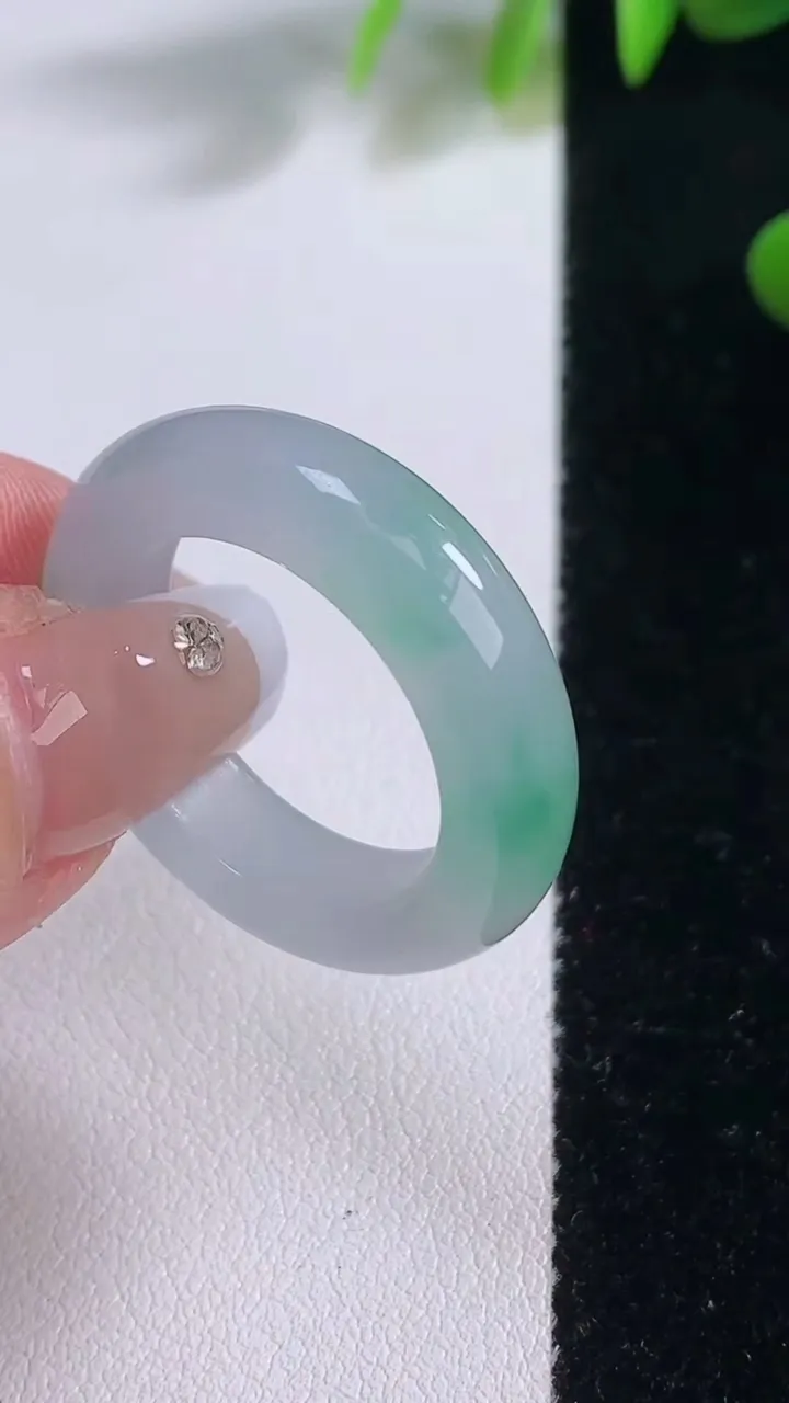 天然A货翡翠指环戒指，尺寸20.2-6.6-4.5，重量:7.55g2025年12月18日
工厂直销收藏佳品,种好水足，色泽均匀，有种有色，上手高大气！